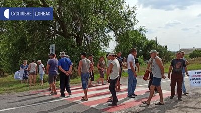 На Луганщині працівники кінного заводу перекрили трасу На Луганщині працівники кінного заводу перекрили трасу