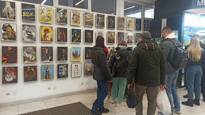 "Мистецтво під час війни": у Вінниці відкрили благодійну виставку на підтримку ЗСУ "Мистецтво під час війни": у Вінниці відкрили благодійну виставку на підтримку ЗСУ