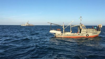 У Чорному морі зазнало аварії риболовецьке судно. Його буксирують до Очакова У Чорному морі зазнало аварії риболовецьке судно. Його буксирують до Очакова