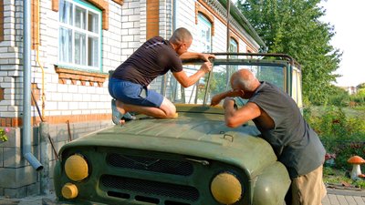 "На фронті потрібні будь-які автомобілі": як мешканці села на Вінниччині допомагають захисникам "На фронті потрібні будь-які автомобілі": як мешканці села на Вінниччині допомагають захисникам