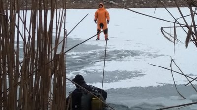 На Харківщині з-під криги витягли загиблого 80-річного рибалку На Харківщині з-під криги витягли загиблого 80-річного рибалку