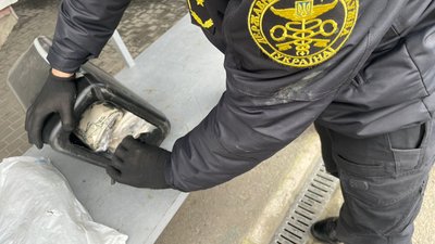 В Устилузі у каністрах знайшли партію одягу