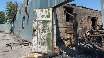 Дев'ять згорілих машин: пожежу на Харківщині почала розслідувати поліція Дев'ять згорілих машин: пожежу на Харківщині почала розслідувати поліція