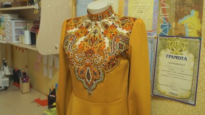 "Це сучасно і круто": вінничанка дає друге життя старовинним бабусиним хусткам "Це сучасно і круто": вінничанка дає друге життя старовинним бабусиним хусткам