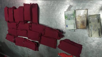 Гроші жінка заховала в саморобний жилет Гроші жінка заховала в саморобний жилет