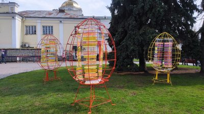 Луцьк прикрашають до великодніх свят