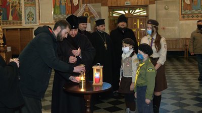 Вогонь миру привезли у Рівне. Як передають та чому це відбувається