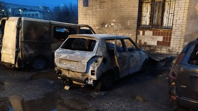 Мікроавтобус і три легковики згоріли біля харківської баготоповерхівки