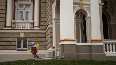 В центрі Одеси зібралися херсонці, аби відсвяткувати звільнення міста. ФОТО В центрі Одеси зібралися херсонці, аби відсвяткувати звільнення міста. ФОТО