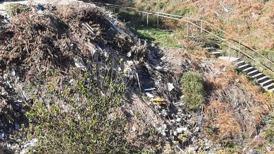 У Кропивницькому в мікрорайоні Кущівка утворилось кілометрове сміттєзвалище. Хто має прибрати
