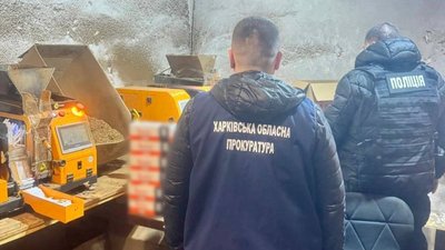 Працівники прокуратури під час обшуку в нелегальному цеху у Люботині