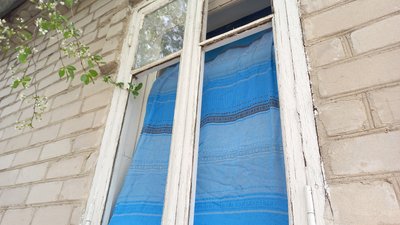 Вибиті вікна, понівечені будинки. Який вигляд має місце падіння уламків ракети РФ у Дніпрі – фоторепортаж