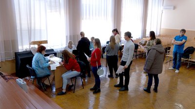 У вінницькому ліцеї батьки та учні здали кров на потреби поранених оборонців У вінницькому ліцеї батьки та учні здали кров на потреби поранених оборонців