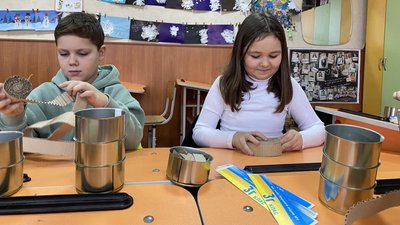 Луцькі школярі вчилися виготовляти окопні свічки для військових Луцькі школярі вчилися виготовляти окопні свічки для військових