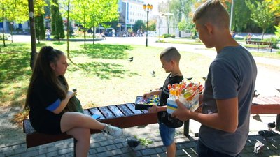 Двоє вінницьких школярів продають льодяники й авторські прикаси для допомоги ЗСУ Двоє вінницьких школярів продають льодяники й авторські прикаси для допомоги ЗСУ
