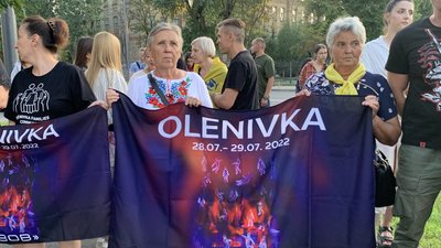 Біля посольства Росії відбулась акція до роковин теракту в Оленівці Біля посольства Росії відбулась акція до роковин теракту в Оленівці