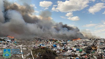 Масштабні пожежі на полігоні відходів та забруднення повітря: на Одещині посадовця підозрюють у службовій недбалості Масштабні пожежі на полігоні відходів та забруднення повітря: на Одещині посадовця підозрюють у службовій недбалості