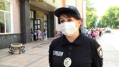 У Житомирі більше сотні житомирян біля приміщення обласної ради вимагали перерахунку пенсій У Житомирі більше сотні житомирян біля приміщення обласної ради вимагали перерахунку пенсій