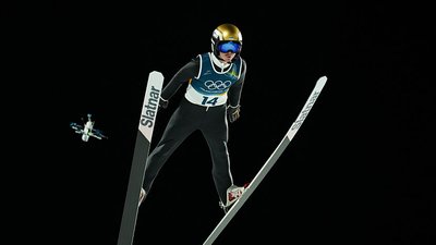 Євген Марусяк виконує стрибок з нормального трампліна на Олімпіаді-2026