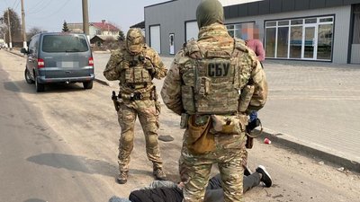 У Житомирі раніше засуджений переробляв стартові пістолети під стрільбу бойовими набоями У Житомирі раніше засуджений переробляв стартові пістолети під стрільбу бойовими набоями