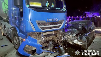 На Хмельниччині під час зіткнення "БМВ" та вантажівки травмувалася 23-річна дівчина з Рівного