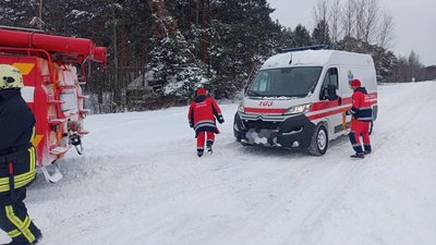 На Волині рятувальники і місцеві мешканці допомогли доправити породіллю до лікарні На Волині рятувальники і місцеві мешканці допомогли доправити породіллю до лікарні