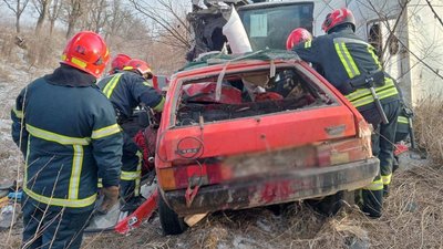 Біля Софіївки у Криворізькому районі зіткнулись дві автівки: загинули троє людей Біля Софіївки у Криворізькому районі зіткнулись дві автівки: загинули троє людей
