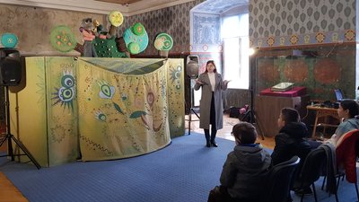 Дітям з інвалідністю показала виставу та провели екскурсію Ужгородським замком Дітям з інвалідністю показала виставу та провели екскурсію Ужгородським замком