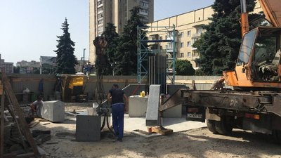 У Житомирі почали встановлювати центральну частину пам'ятника Захисникам України У Житомирі почали встановлювати центральну частину пам'ятника Захисникам України