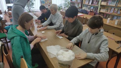 Волонтерський фронт у школі Дніпра: плетуть сітки, допомагають шпиталю, збирають "гуманітарку"