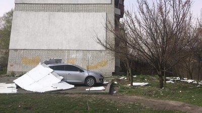 Пилова буря на Чернігівщині: ламає дерева, зриває утеплення будинків, обмежена видимість на дорогах Пилова буря на Чернігівщині: ламає дерева, зриває утеплення будинків, обмежена видимість на дорогах