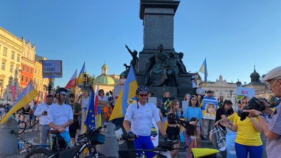 "Підтримуєш Україну? Обійми мене". Як франківка Валерія Ковальчук у Кракові нагадує європейцям про війну з РФ "Підтримуєш Україну? Обійми мене". Як франківка Валерія Ковальчук у Кракові нагадує європейцям про війну з РФ