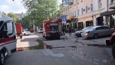 У центрі Одеси горів ресторан: під час пожежі евакуювали жінку з дитиною