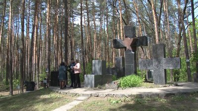 Під Полтавою на місці перепоховання вшанували жертв політичних репресій Під Полтавою на місці перепоховання вшанували жертв політичних репресій
