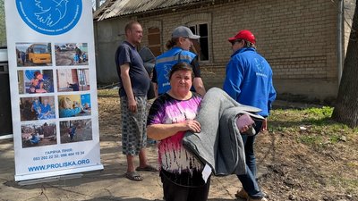 пошкоджений будинок волонтери гуманітарна місія "Пролісок" гуманітарна допомога жителі обстріл армія РФ Костянтинівка Донецька область пошкоджений будинок волонтери гуманітарна місія "Пролісок" гуманітарна допомога жителі обстріл армія РФ Костянтинівка Донецька область