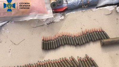 Жителька Лисичанська, що приєдналась до бойовиків, зберігала вдома зброю та боєприпаси Жителька Лисичанська, що приєдналась до бойовиків, зберігала вдома зброю та боєприпаси