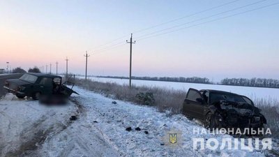 В Одеській області зіткнулися дві автівки: водій загинув, пасажирку госпіталізували В Одеській області зіткнулися дві автівки: водій загинув, пасажирку госпіталізували