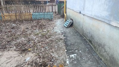 Двір багатоповерхівки в центрі Чернігова після обстрілу Двір багатоповерхівки в центрі Чернігова після обстрілу