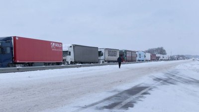 На Волині відновили роботу електронної черги реєстрації вантажівок для перетину кордону