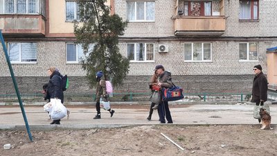 "Я ходив і гукав до сусідів, хто з них живий": мешканець під`їзду будинку в Дніпрі, в який влучив дрон РФ "Я ходив і гукав до сусідів, хто з них живий": мешканець під`їзду будинку в Дніпрі, в який влучив дрон РФ