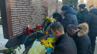 У Тернополі вшанували загиблих вояків: біля стели Героїв відправили панахиду