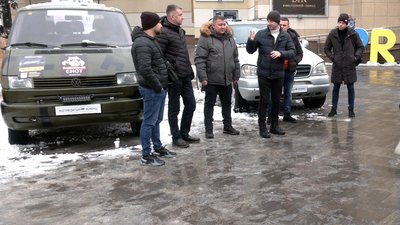 "Бандерівський єнот" на службі в ЗСУ: благодійники з Рівного передали автівки на фронт "Бандерівський єнот" на службі в ЗСУ: благодійники з Рівного передали автівки на фронт