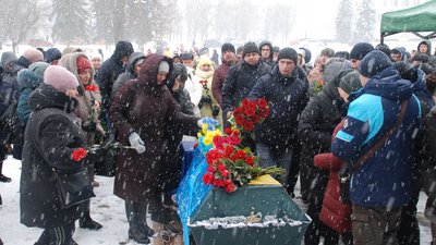У Шостці на Сумщині попрощалися із військовою Юлією Денисенко У Шостці на Сумщині попрощалися із військовою Юлією Денисенко