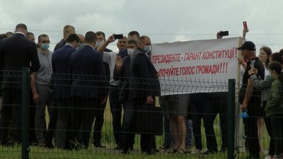 Плакати на шляху кортежу. Що Зеленський відповів волинським громадам