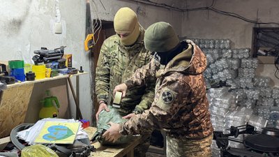 Військові підрозділу "Срібна трійка" бригади "Помста" формують посилку бійцям на позиції