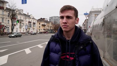 Чернігівці ходять по проїжджій частині, щоб пройти до світлофора: чи перенесуть будівельний паркан біля ринку? Чернігівці ходять по проїжджій частині, щоб пройти до світлофора: чи перенесуть будівельний паркан біля ринку?