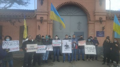В Одесі біля СІЗО влаштували акцію на підтримку Сергія Стерненка