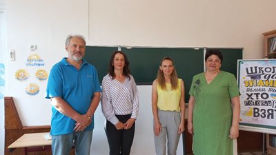 У житомирський ліцей іноземні волонтери передали мультимедійну дошку