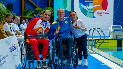 Олександр Комаров на нагородженні чемпіонату Європи-2024 з параплавання в Мадейрі Олександр Комаров на нагородженні чемпіонату Європи-2024 з параплавання в Мадейрі