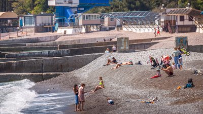 Відпочіваючі на березі Гурзуфа Відпочіваючі на березі Гурзуфа